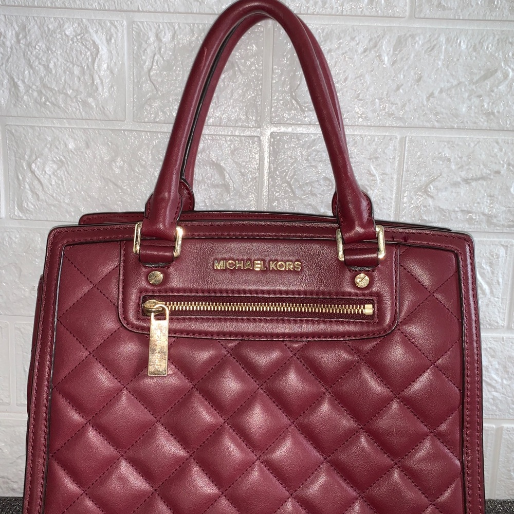 Micheal Kors bag. Can also be used as a cross body